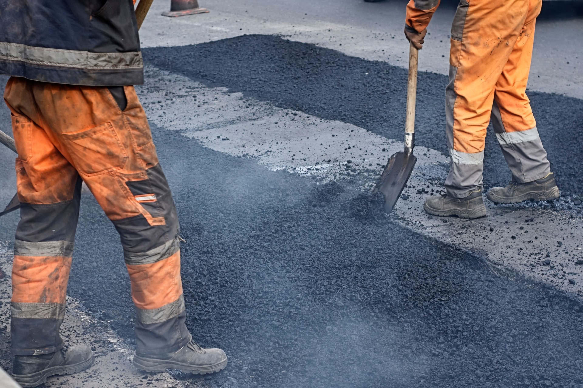 A working group of road workers renews part of the road